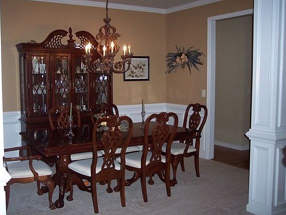 Elegant dining room w/designer touches