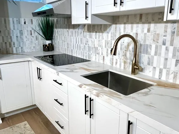 180 Queen St W, Mississauga, ON L5H 1L6