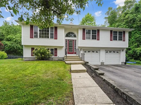 36 Capri Dr, Johnston, RI 02919