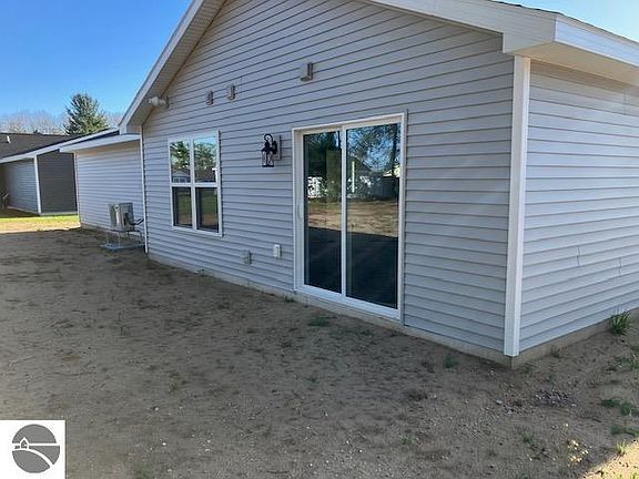 3rd image of 2600 Plover Dr