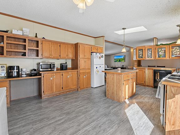 3rd image of 14 Rita Ln