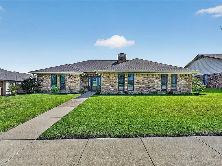 2226 Carmel Dr — Photo 1