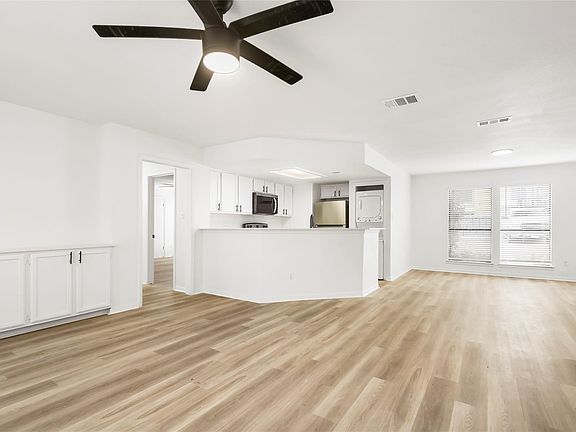 3rd image of 923 E 41st St #105