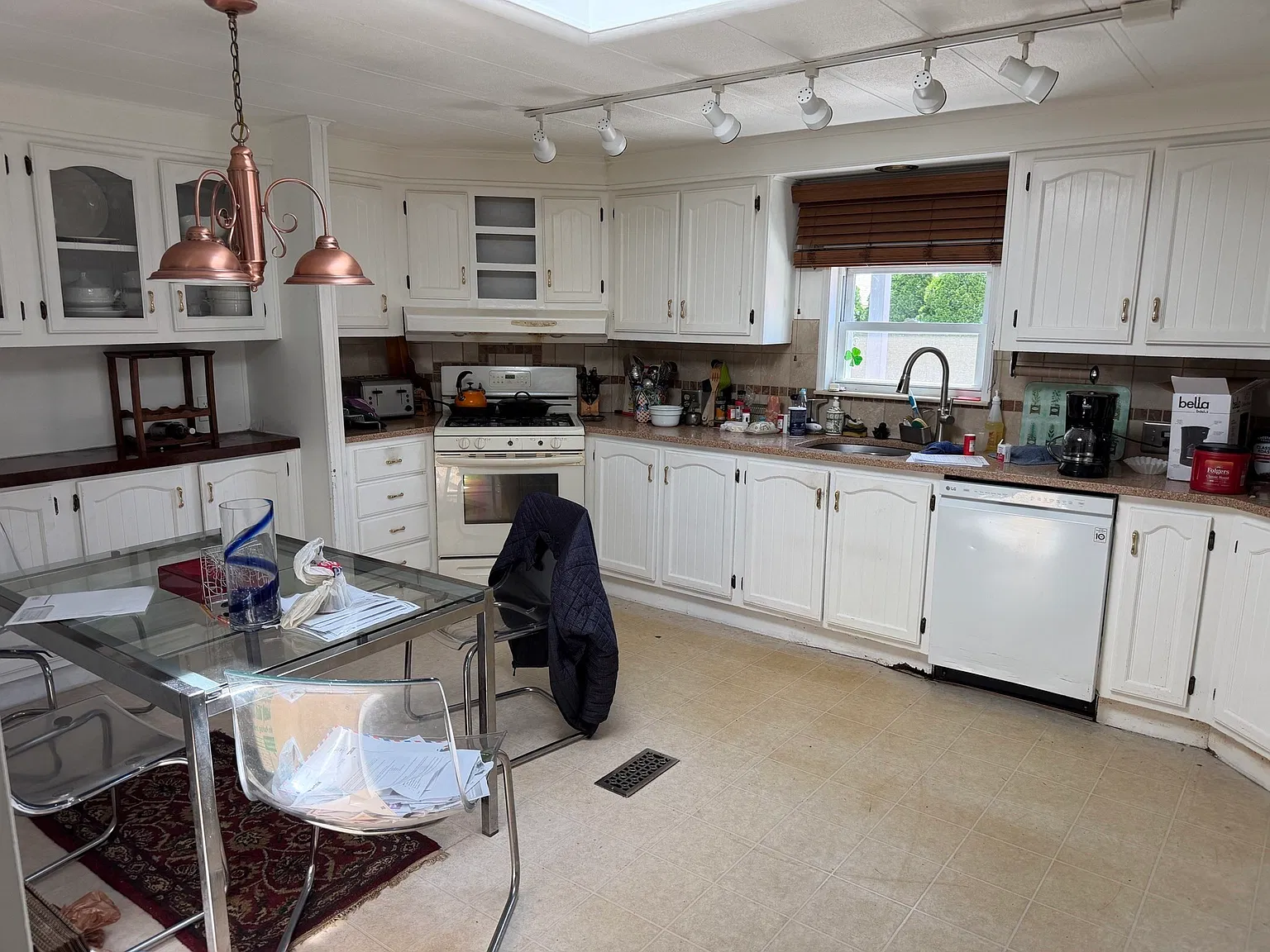 3 bed, 1100 sqft, $3,300 — Photo 2