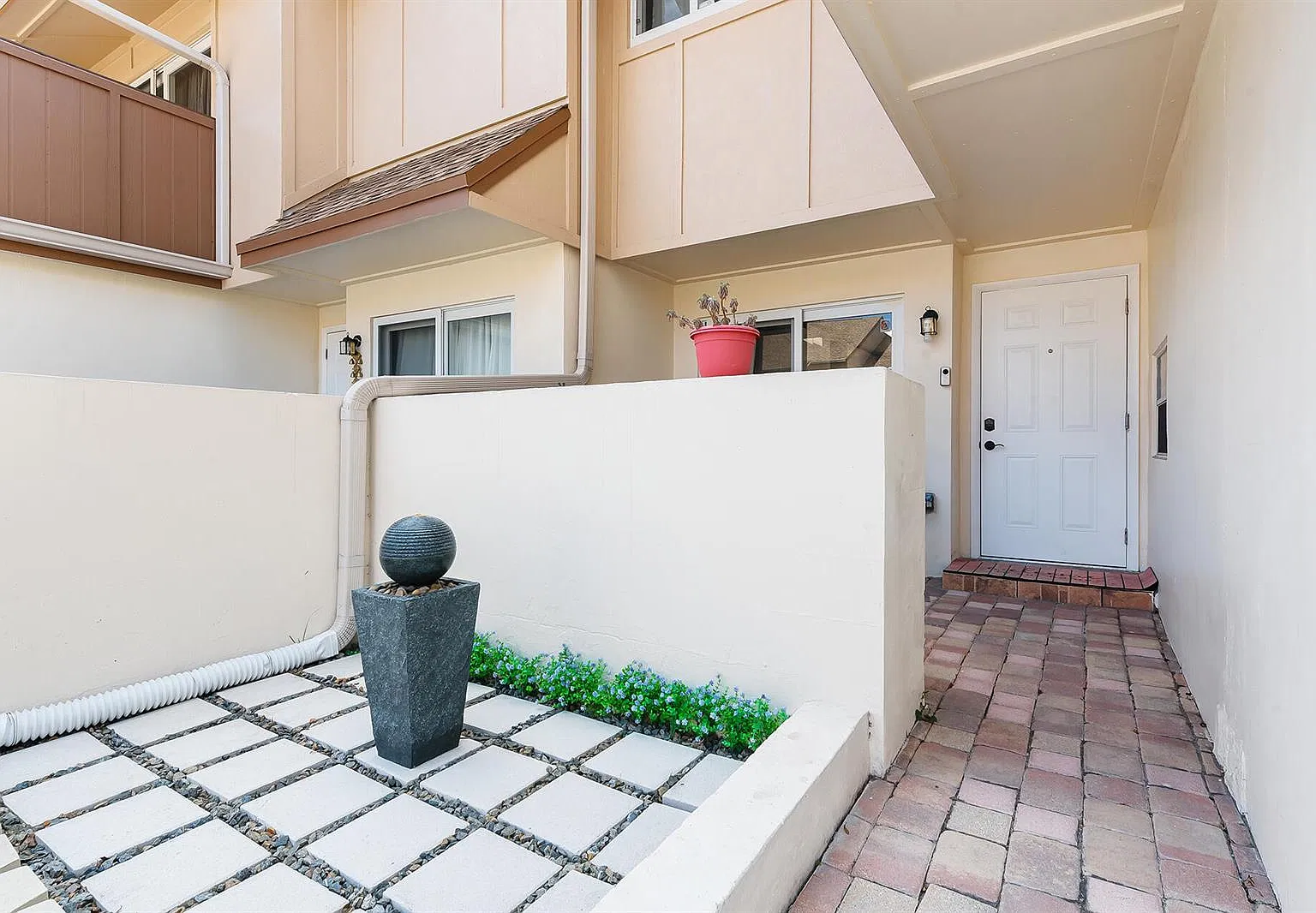 4 bed, 2020 sqft, $4,300 — Photo 2