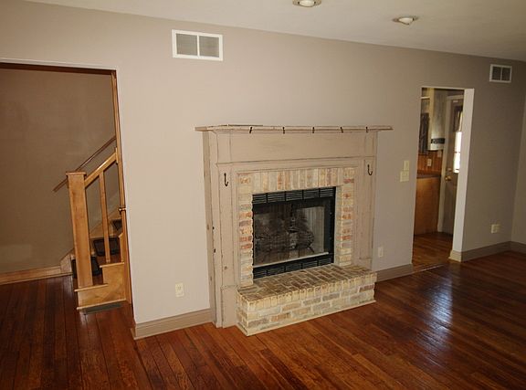 3rd image of 1419 Sandwich Dr