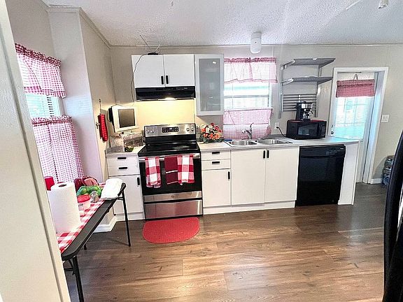 3rd image of 1729 Balsam Ave #250