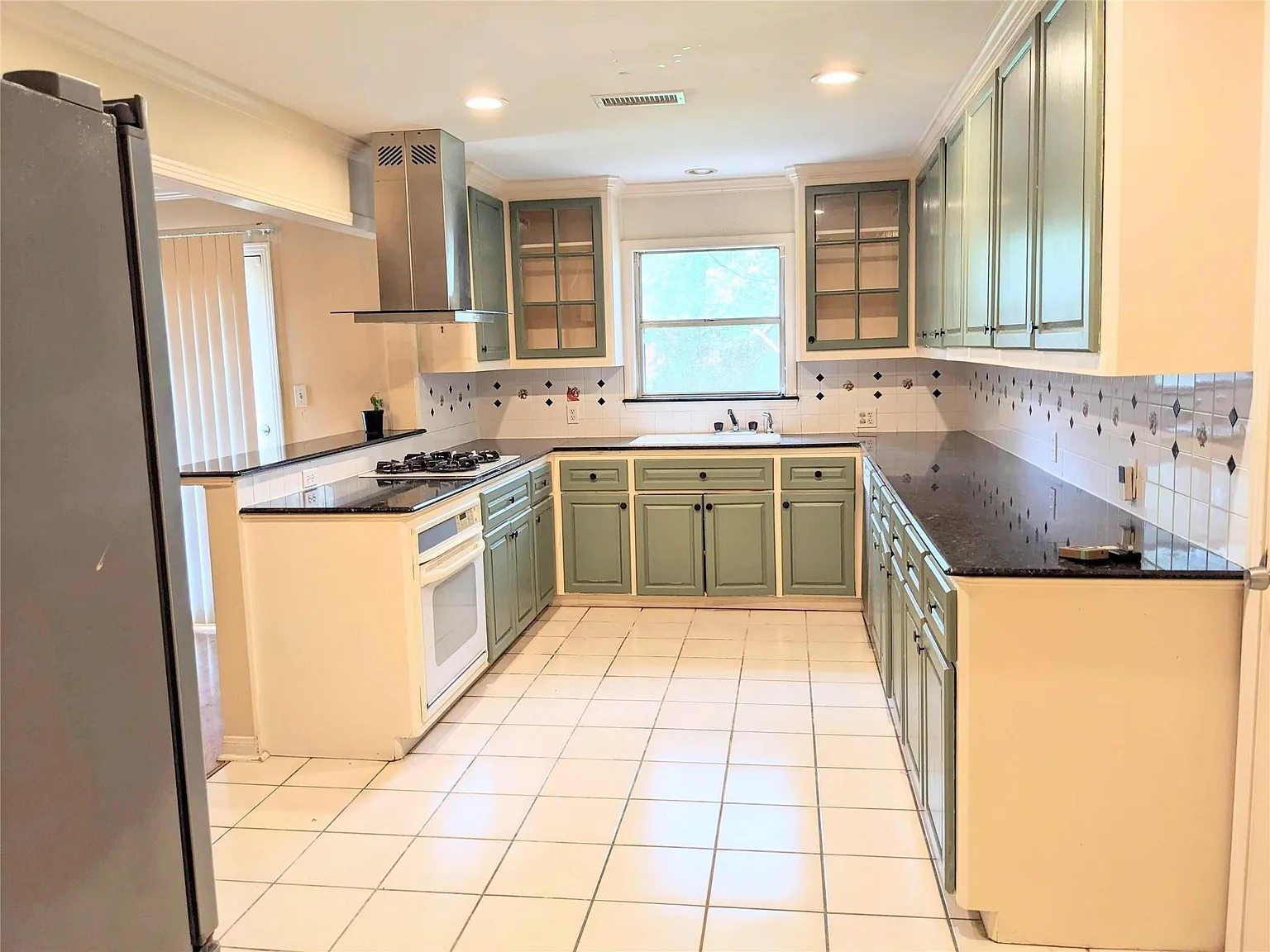 3 bed, 2.0 bath, 1745 sqft, $2,500 — Photo 4