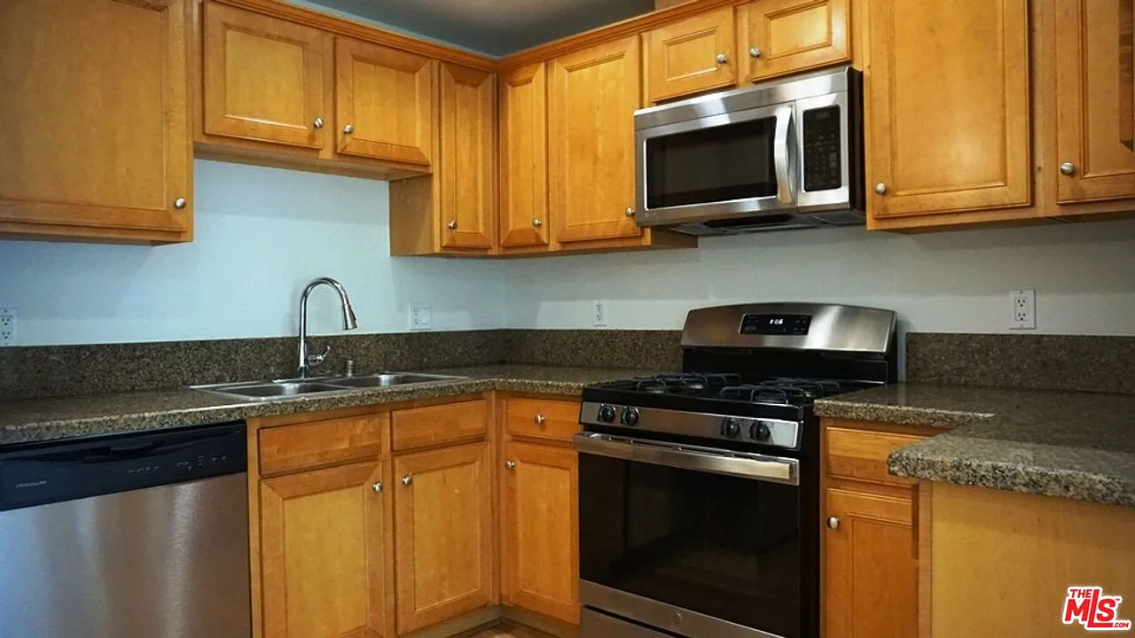 3 bed, 2.0 bath, 1080 sqft, $3,150 — Photo 2