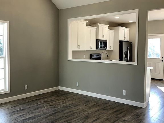 5th image of 800 S Mountain St