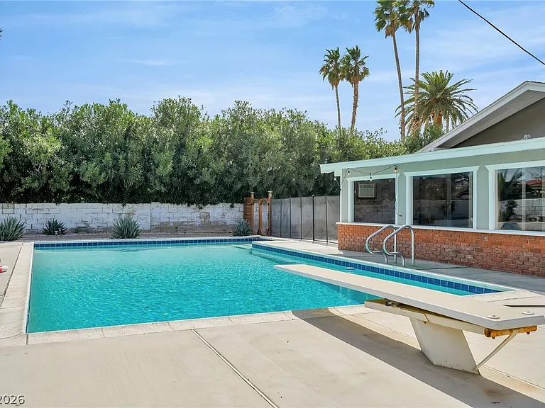 2324 Laurie Dr — Photo 4