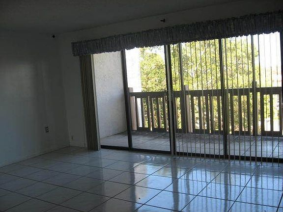 2nd image of 1021 Mockingbird Ln APT 401
