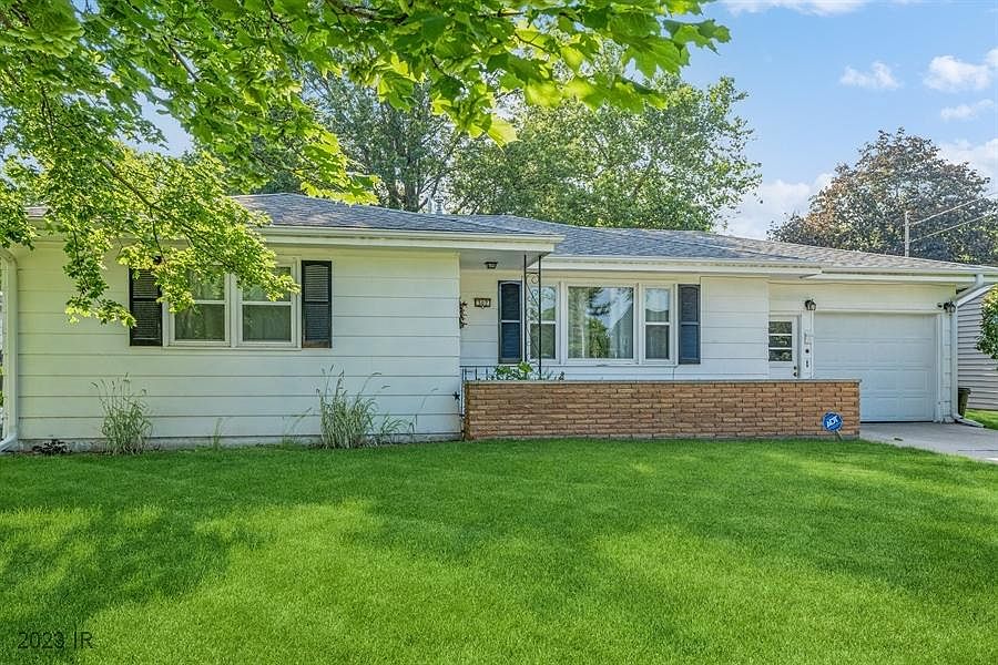 307 E 20th St N, Newton, IA 50208 | Zillow