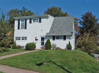 30 Huckleberry Ln, Levittown, PA