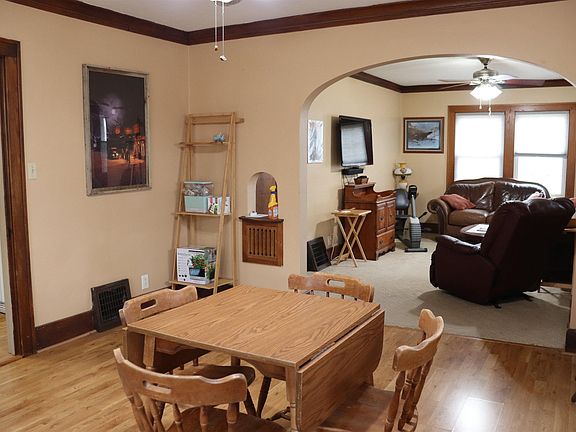 4th image of 925 S Maxwell Rd