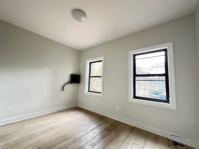 211 Johnson Ave #1R — Photo 3