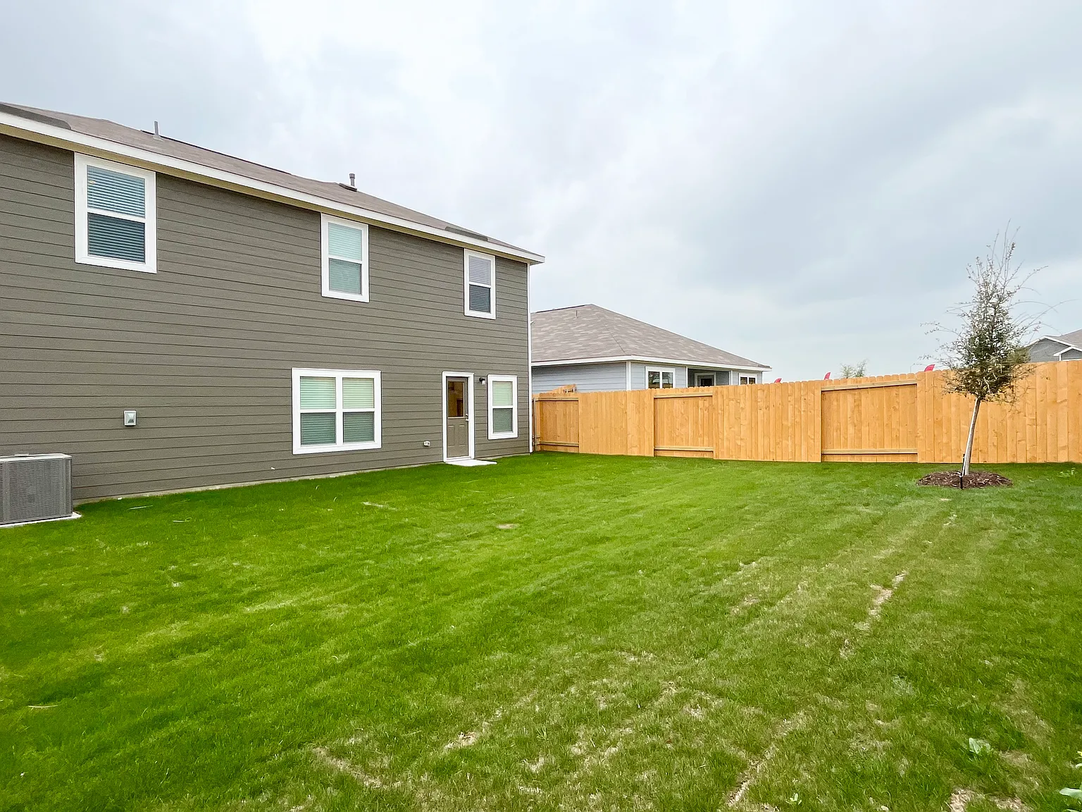 4 bed, 2.5 bath, 2131 sqft, $2,550 — Photo 2