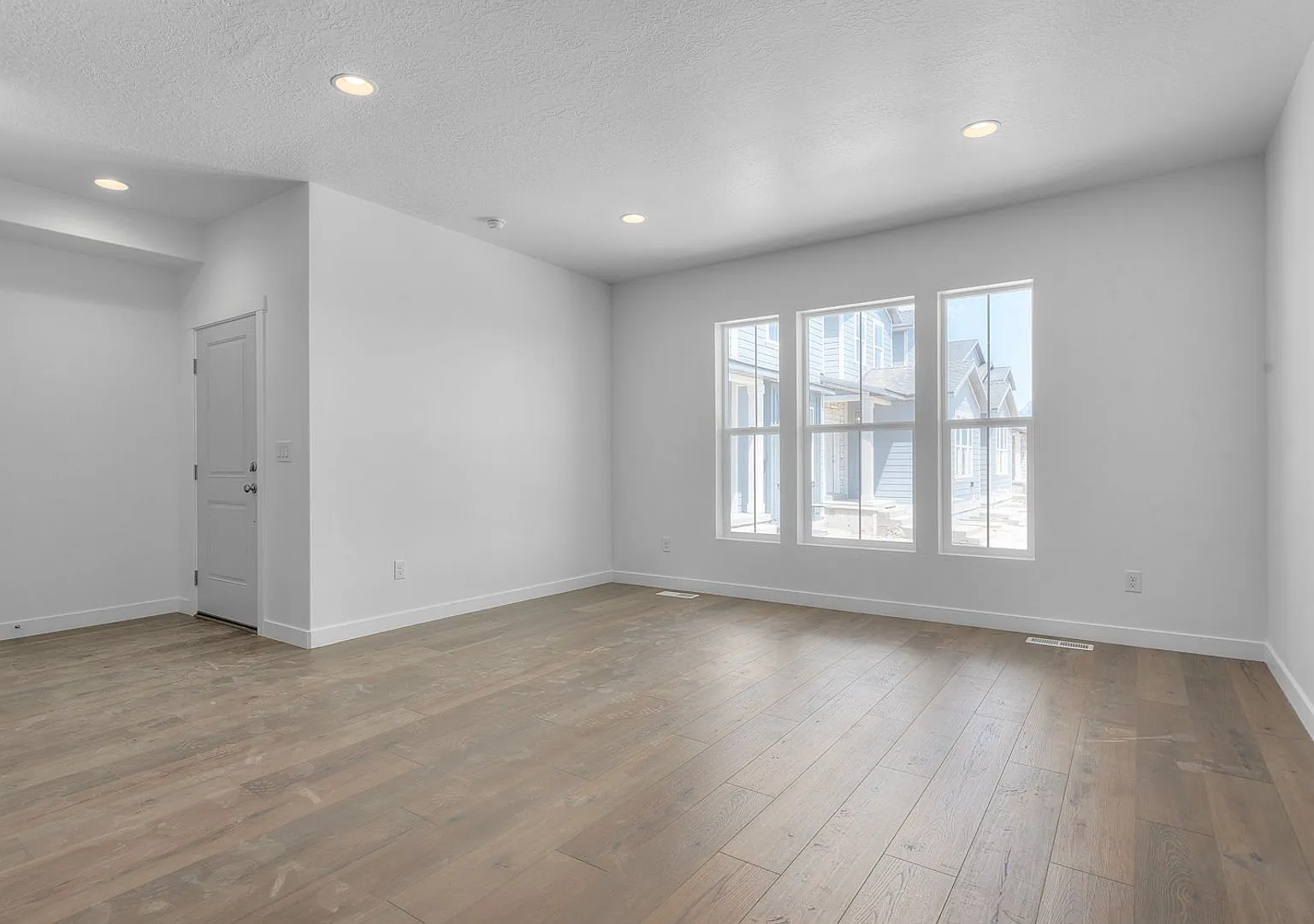 Move-In Now For $5,000 Off: Brand New 4-Bed, 3.5-Bath Ivory Townhome — Photo 2