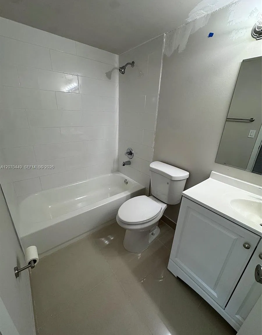 3 bed, 1096 sqft, $2,350 — Photo 4