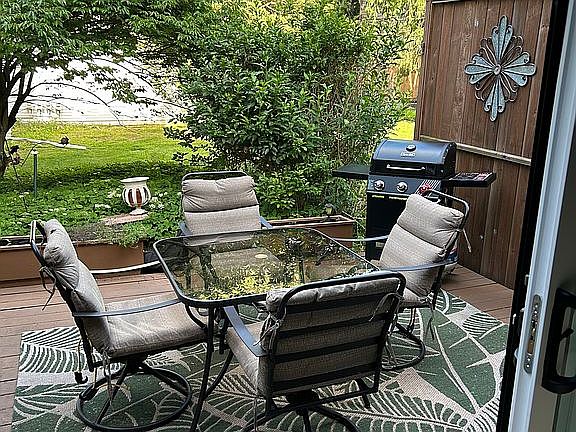Deck with privacy walls