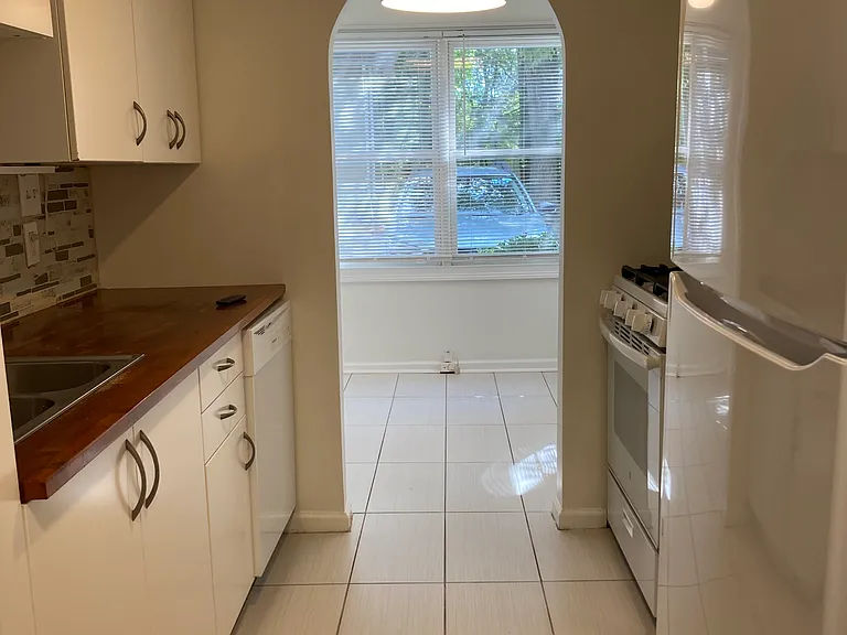 125 Sterling Ct — Photo 14