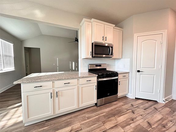 3rd image of 1016 Calhoun Dr