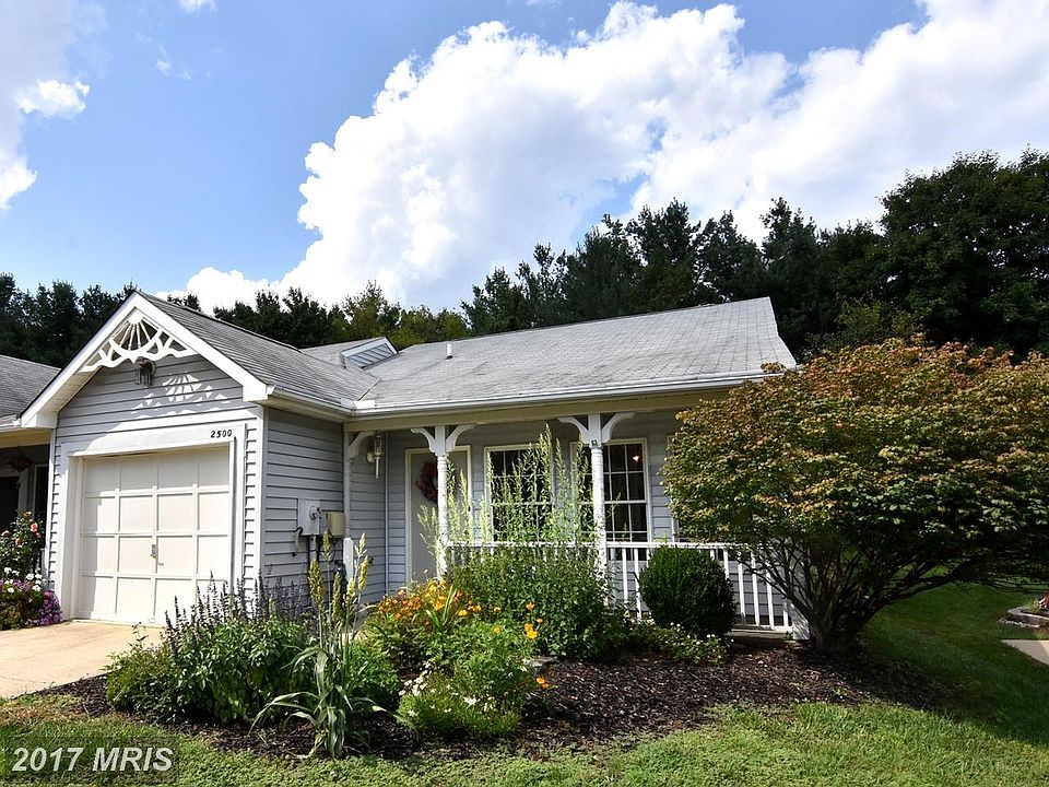 Welcoming Plantation Porch / One-Car Garage