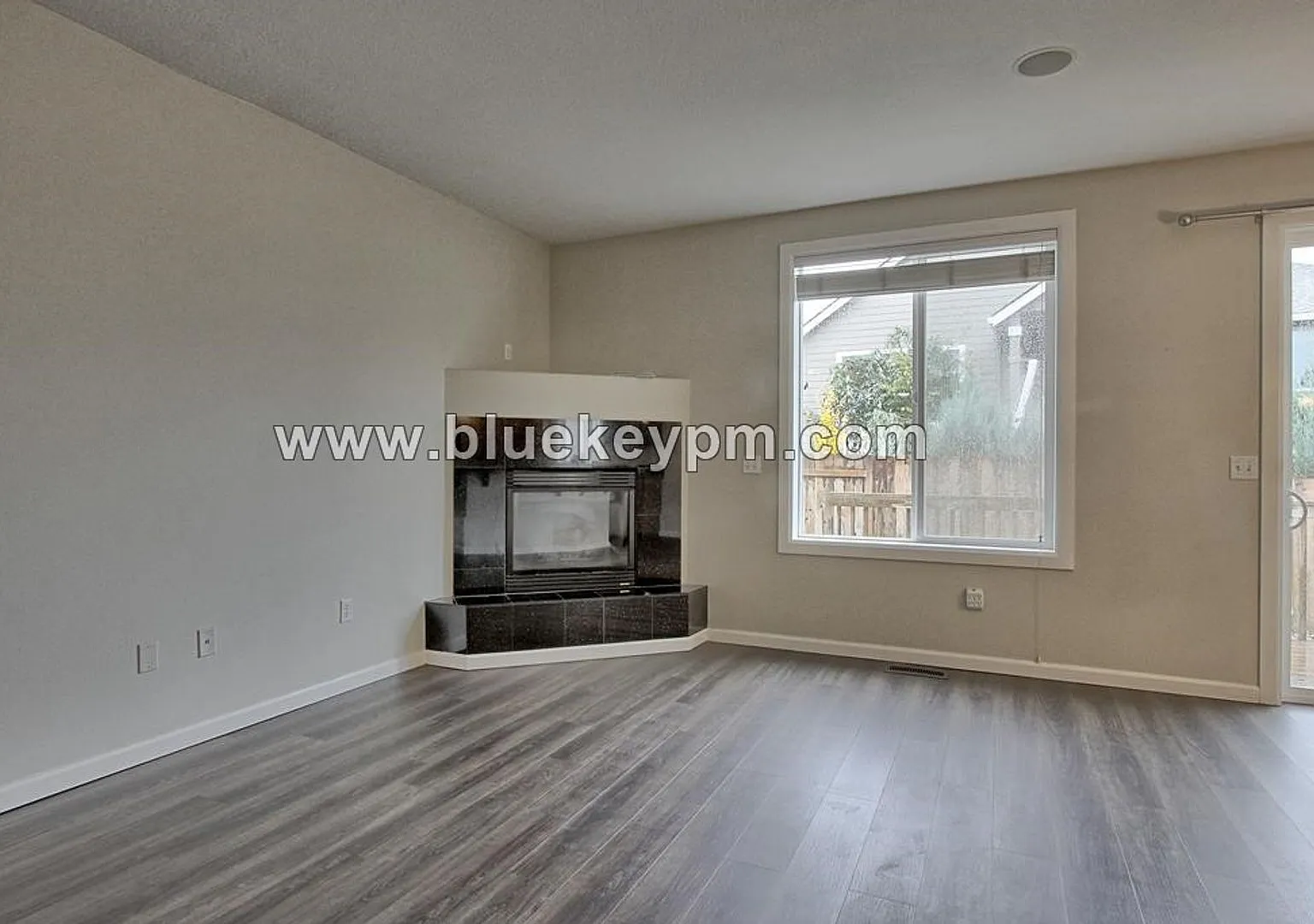 4 Bed, 2.5 Baths Home with Primary Suite on Main Floor in Ridgefield — Photo 4