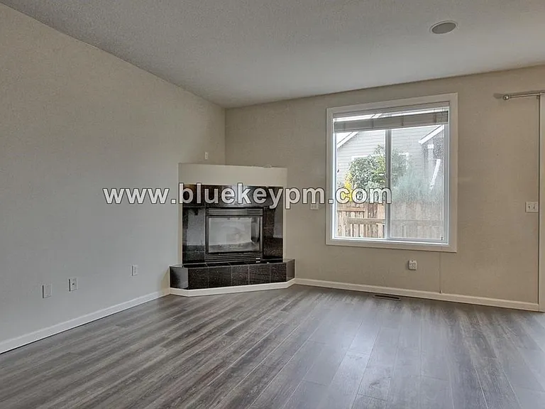 907 N 9th Way — Photo 4