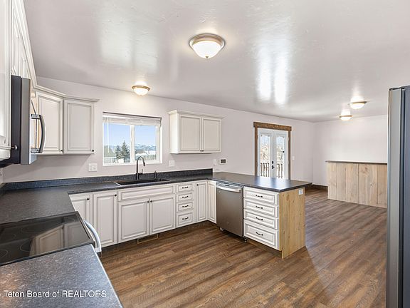 5th image of 242 Holly Dr