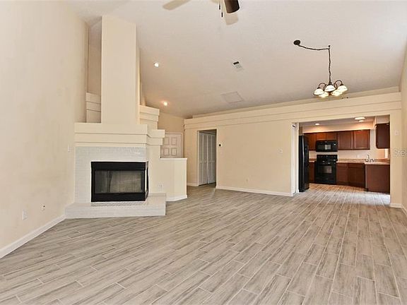 5th image of 714 Barrington Cir