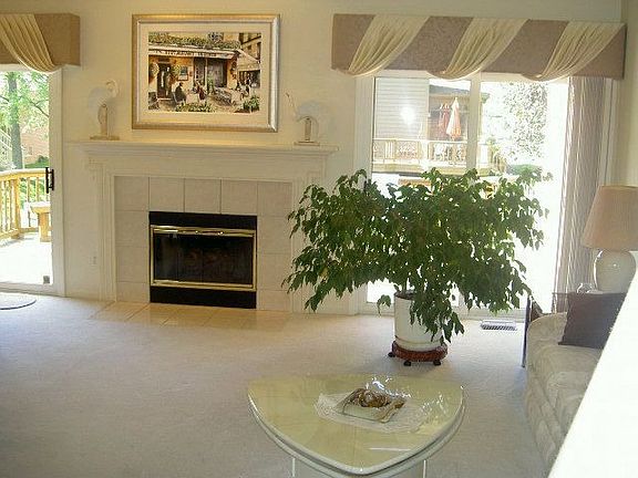 Living Rm w/ Fireplace