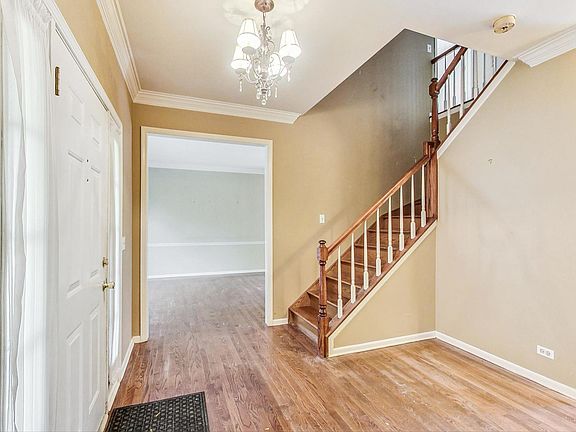 5th image of 425 Yorkshire Ct