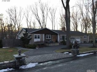 30 Seneca Trl, Ridge, NY 11961