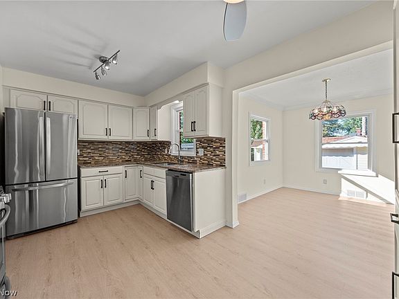 4th image of 8112 Pelham Dr