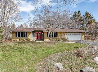 28W064 Hillview Dr, Naperville, IL 60564