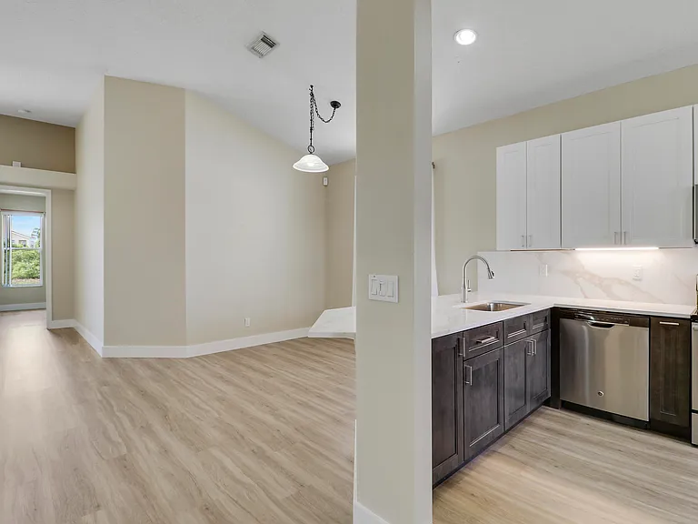 726 SW Aruba Bay — Photo 7