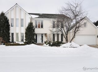 909 Creek Bend Dr, Vernon Hills, IL 60061