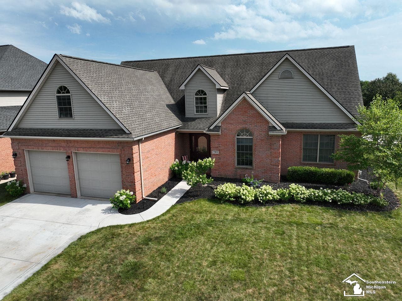 785 Saint James Park Ave