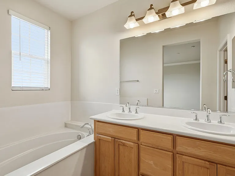 5206 Fioli Loop — Photo 9