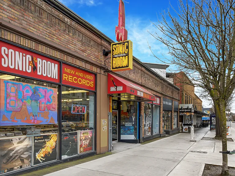 95 Walkscore! Steps to Ballard Shopping & Dining!