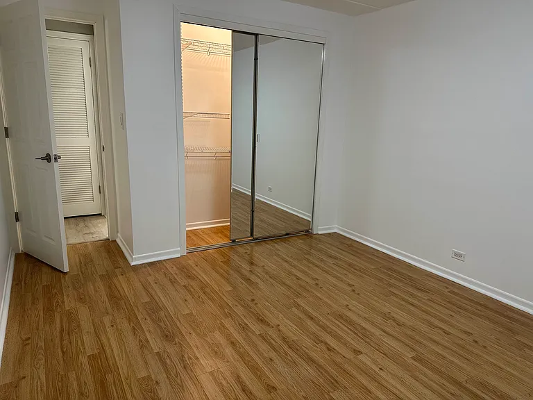 5231 N East River Rd #1M — Photo 10