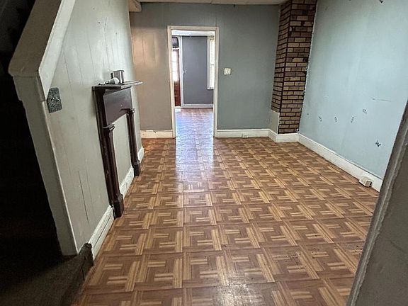 3rd image of 450 E Walnut St