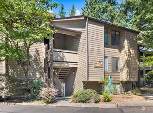 19123 Ballinger Way NE APT 302, Lake Forest Park, WA