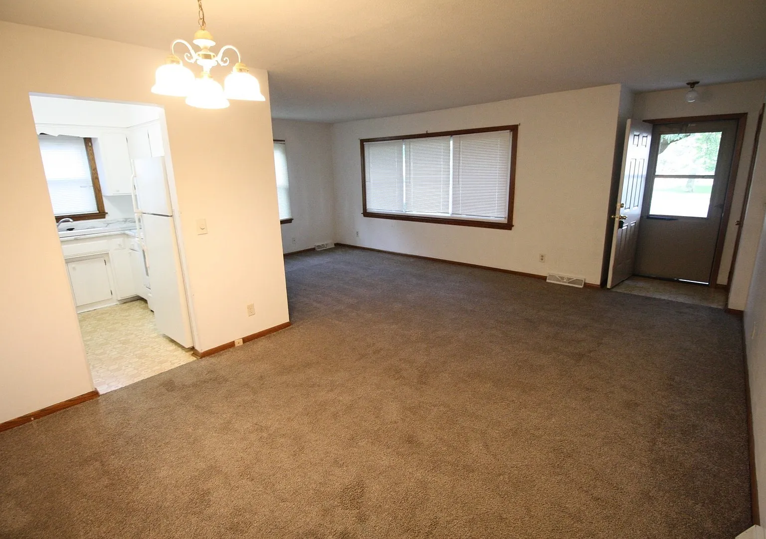 Beautiful 2 Bedroom/1 Bathroom Townhome Close To Mall Of America - Available 5/01 - $1,600/Month — Photo 4
