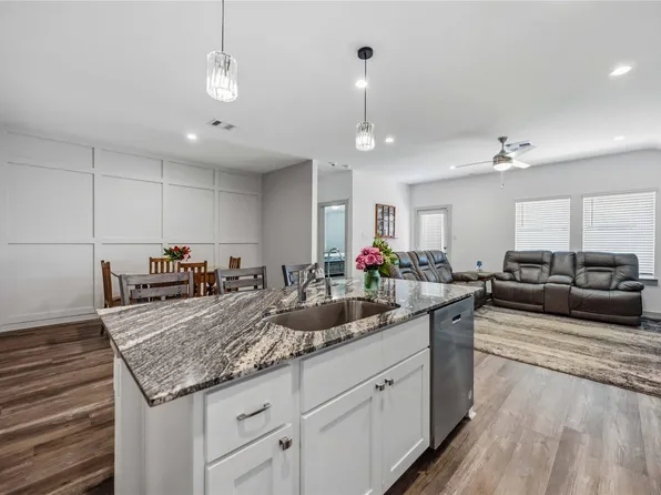 1029 Great Barracuda Ln, Alvin, TX 77511