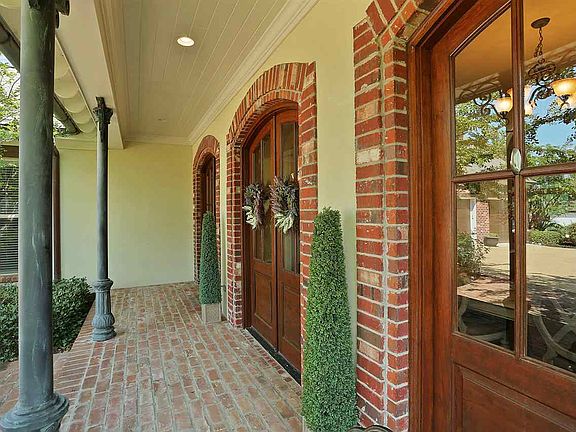 2nd image of 151 Woodlands Glen Cir