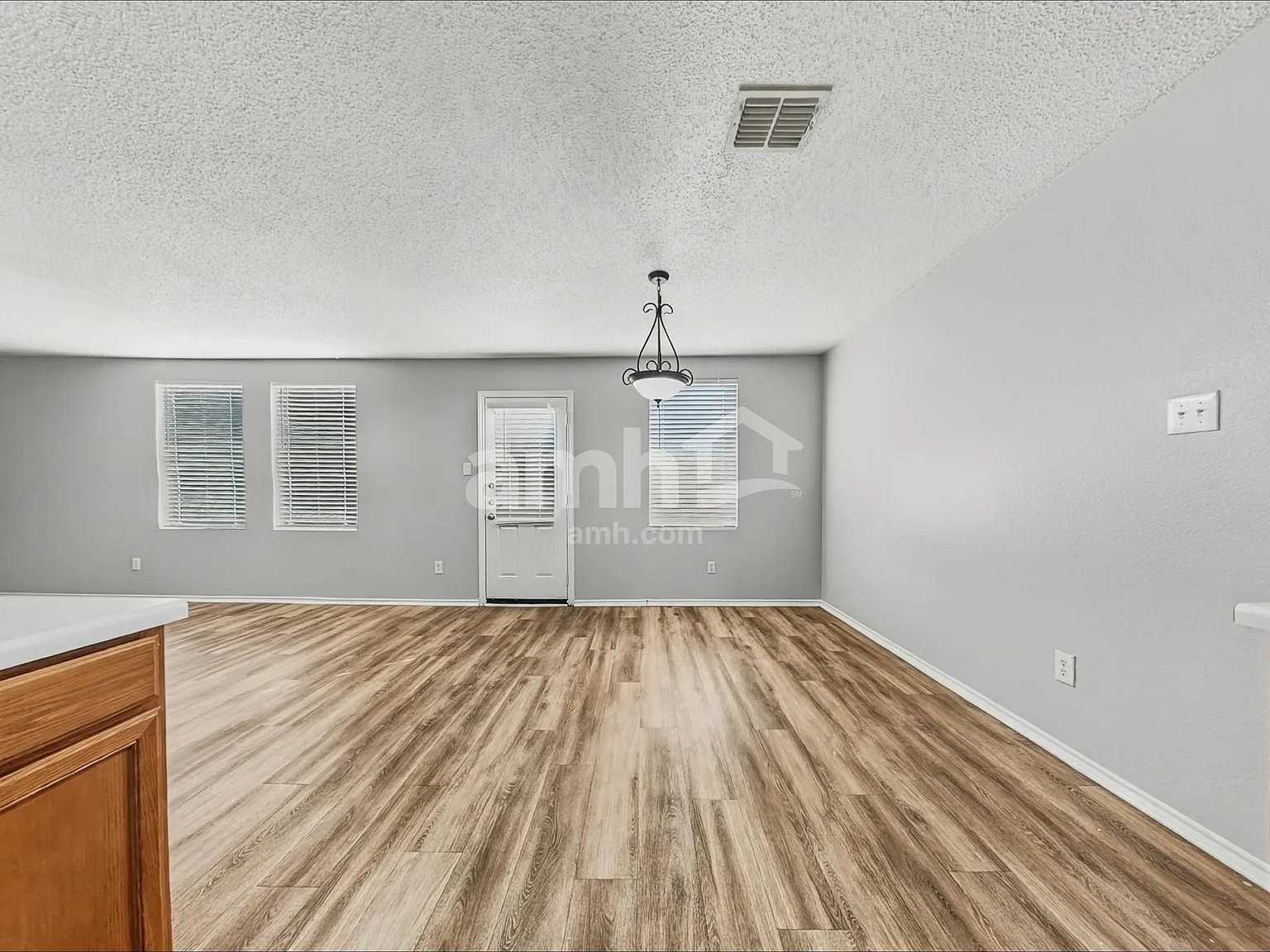 4 bed, 2.5 bath, 2460 sqft, $2,455 — Photo 4