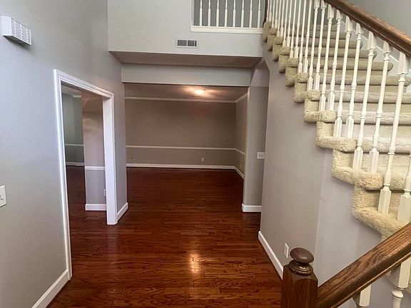 4th image of 932 Westcourt Dr