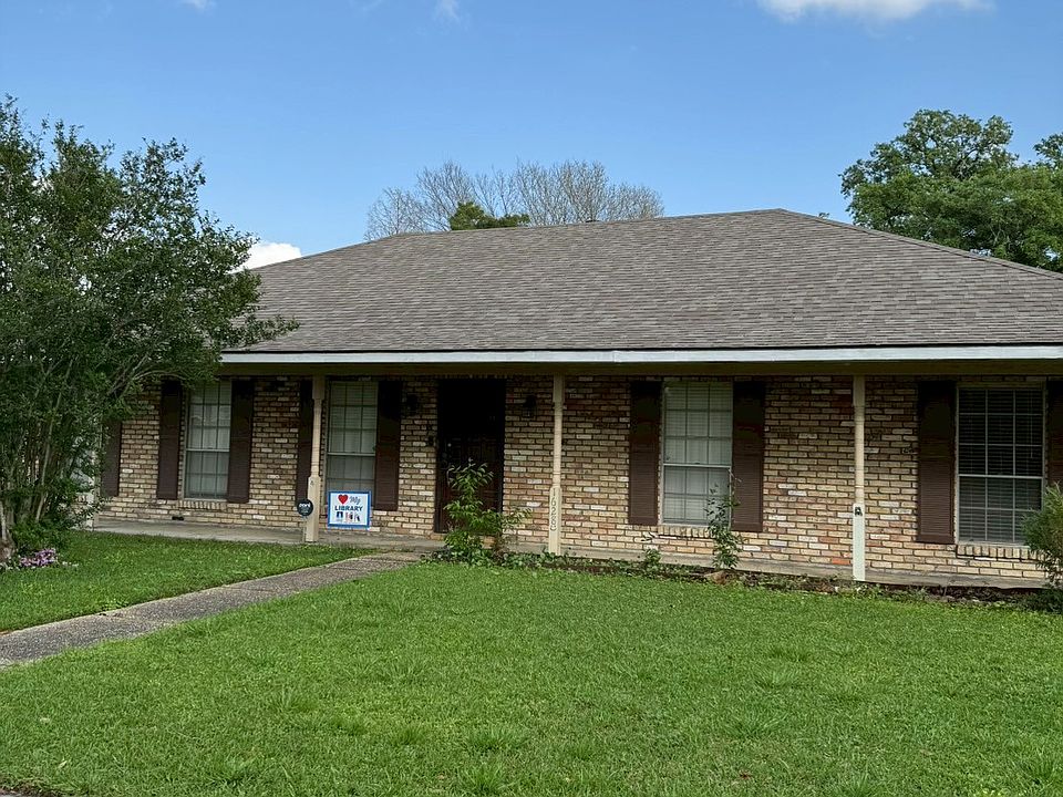 __ Front Door & Entryway
"Inviting front entrance with a clean, well-maintained look that gives a warm welcome home. Located in a quiet, friendly neighborhood."